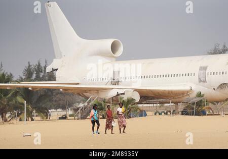 Cotonou, Bénin. 12th janvier 2023. Les femmes font une promenade sur la plage à Cotonou, Bénin, 12 janvier 2023. Crédit: Li Yahui/Xinhua/Alamy Live News Banque D'Images