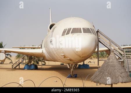 Cotonou. 12th janvier 2023. Cette photo prise le 12 janvier 2023 montre une barre transformée à partir d'un avion qui avait été mis au rebut à Cotonou, au Bénin. Crédit: Li Yahui/Xinhua/Alamy Live News Banque D'Images