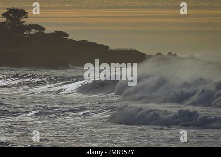 Pebble Beach, Californie, États-Unis. 12th janvier 2023. Les vagues de tempête continuent de s'écraser sur les rochers près du club de golf de Cyprus point, célèbre dans le monde entier. Années de crédit : Motofoto/Alay Live News Banque D'Images