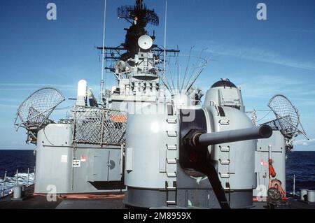 Vue du support de canon de calibre 42 5 pouces/54 de l'AFT Mark à bord du croiseur de missiles guidé USS WAINWRIGHT (CG-28). Le navire fait l'objet d'une inspection des quartiers généraux alors qu'il est en cours au large de la côte de Charleston, en Caroline du Sud Pays: Océan Atlantique (AOC) Banque D'Images