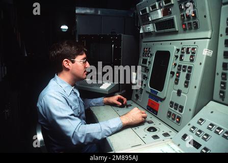 Un petit officier a un système de suivi de missiles lors d'une inspection des quartiers généraux à bord du croiseur de missiles guidé USS WAINWRIGHT (CG-28). Le navire est en cours au large de la côte de Charleston, en Caroline du Sud Pays: Océan Atlantique (AOC) Banque D'Images
