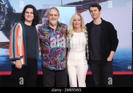 Hollywood, env. 12th janvier 2023. Jodie Landau, Jon Landau, Julie Landau, Jamie Landau à la cérémonie de main et empreinte de James Cameron et Jon Landau célébrant Avatar: The Way of Water au Théâtre chinois TCL à Hollywood, Californie sur 12 janvier 2023. Crédit : Faye Sadou/Media Punch/Alay Live News Banque D'Images