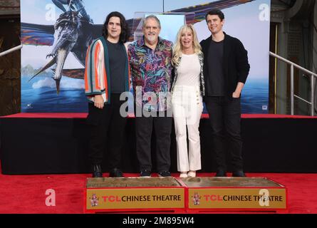 Hollywood, env. 12th janvier 2023. Jodie Landau, Jon Landau, Julie Landau, Jamie Landau à la cérémonie de main et empreinte de James Cameron et Jon Landau célébrant Avatar: The Way of Water au Théâtre chinois TCL à Hollywood, Californie sur 12 janvier 2023. Crédit : Faye Sadou/Media Punch/Alay Live News Banque D'Images