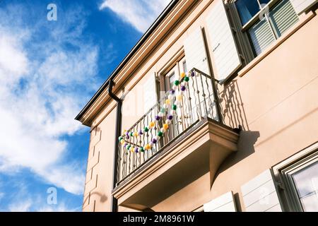 NEW ORLEANS, LA, USA - 12 JANVIER 2023 : balcon avec fenêtre au coin d'une maison moderne d'Uptown décorée de perles de Mardi gras Banque D'Images