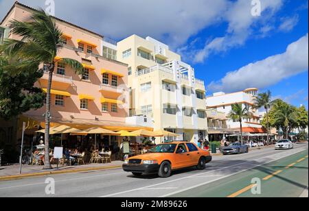 Hôtels art déco et taxi jaune sur Ocean Drive à Miami Beach, Floride, États-Unis Banque D'Images