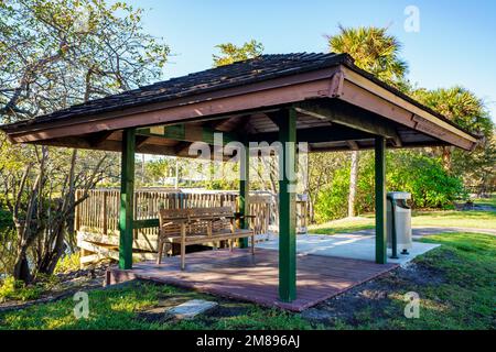 Davie, FL, Etats-Unis - 12 janvier 2023: Abri historique avec banc Davie Florida Banque D'Images