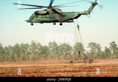 Les membres de l'escadron de contrôle du combat 1723rd font une descente d'un hélicoptère MH-53H Pave Low III lors d'un exercice d'entraînement au-dessus du manche de la Floride. État: Floride (FL) pays: Etats-Unis d'Amérique (USA) Banque D'Images