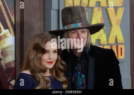 Los Angeles, États-Unis. 08th mai 2015. Lisa Marie Presley et le musicien Michael Lockwood à la première de Warner Bros. Images 'Mad Max: Fury Road' tenu au TCL Chinese Theatre à Hollywood, CA, 7 mai 2015. Photo de Joe Martinez/PictureLux crédit: PictureLux/The Hollywood Archive/Alay Live News Banque D'Images