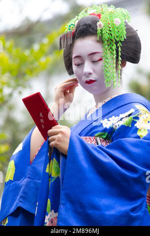 Une Geisha et maiko tirer sur Manpakuji, Kyoto Temple Banque D'Images