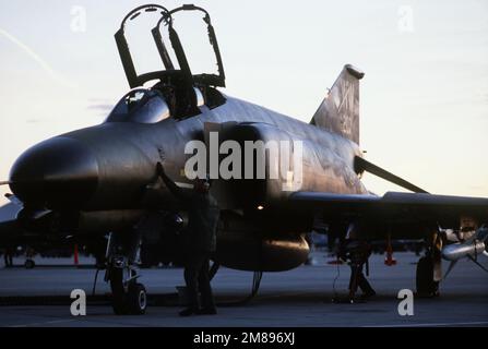 Les militaires de maintenance effectuent un contrôle en amont sur un avion de type « Wild Weasel » de l'aile Fighter tactique F-4G 37th. Base : George Air Force base État : Californie (CA) pays : États-Unis d'Amérique (USA) Banque D'Images