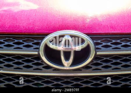 Logo de la voiture Toyota sur la partie avant de la voiture. Banque D'Images
