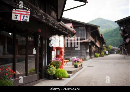 Les bâtiments traditionnels de Narai-juku sur l’ancienne route de la poste de Nakasendo à Nagano donnent un aperçu du passé du Japon. Banque D'Images