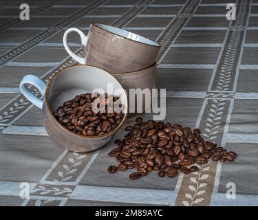 Lubiana porcelaine polonaise, tasse à café. Tasse à café très légère et délicate sur la table remplie de café arabe aromatique. Peut être utilisé dans la publicité. Banque D'Images