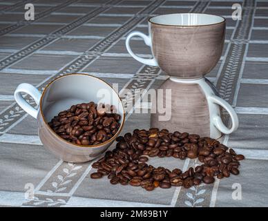 Lubiana porcelaine polonaise, tasse à café. Tasse à café très légère et délicate sur la table remplie de café arabe aromatique. Peut être utilisé dans la publicité. Banque D'Images