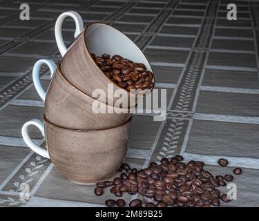 Lubiana porcelaine polonaise, tasse à café. Tasse à café très légère et délicate sur la table remplie de café arabe aromatique. Peut être utilisé dans la publicité. Banque D'Images