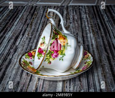 Vaisselle en porcelaine Royal Albert, tasse à café. Fleurs peintes à la main. Peut être utilisé pour illustrer des plats en porcelaine dans les journaux. Banque D'Images