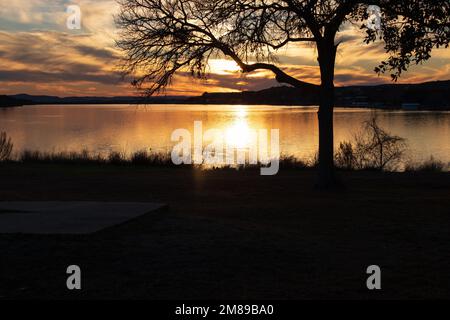 Coucher de soleil sur le lac Inks. Texas State Parks fête ses 100 ans. Profitez des magnifiques sentiers de randonnée Burnet Texas, des lacs et des sites de camping. Banque D'Images