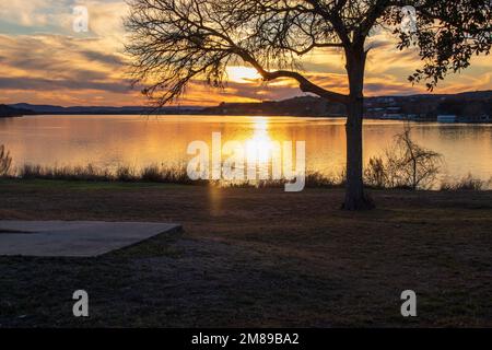 Silhouette au coucher du soleil sur le parc national d'Inks Lake, Texas, États-Unis. Le paysage de coucher de soleil des parcs nationaux du Texas fête ses 100 ans Banque D'Images