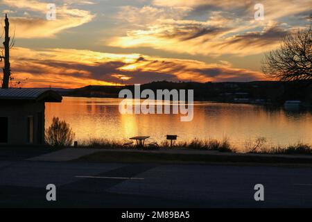 Magnifique coucher de soleil au parc national d'Inks Lake Burnet Texas USA. La cabine et la table de pique-nique sur le rivage sont prêtes pour une famille pour profiter des vacances. Banque D'Images