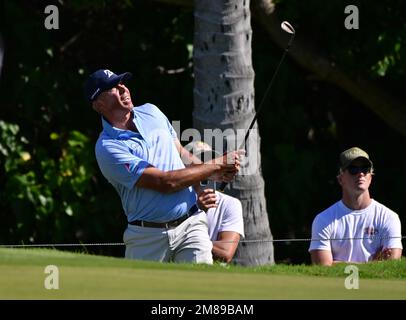 Honolulu, Hawaï, États-Unis. 12th janvier 2023. MATT KUCHAR regarde sa puce au vert 6th lors du premier tour de l'Open de Sony joué au terrain de golf Waialae, Honolulu, Hawaii. (Credit image: © Steven Erler/ZUMA Press Wire) USAGE ÉDITORIAL SEULEMENT! Non destiné À un usage commercial ! Banque D'Images