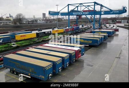 PRODUCTION - 01 janvier 1970, Mecklembourg-Poméranie occidentale, Rostock: Au port maritime, des remorques de camions sont chargées sur les wagons de Trimodal GmbH. Les navettes circulent entre Rostock et plusieurs pays européens, et entre Rostock et la Scandinavie, les remorques sont transportées par des navires rouliers et des ferries. Lors d'une conférence de presse le 13 janvier 2023, Rostock Port GmbH prévoit d'annoncer les résultats du transbordement 2022 et de présenter les projets les plus importants pour 2023. Photo: Bernd Wüstneck/dpa Banque D'Images