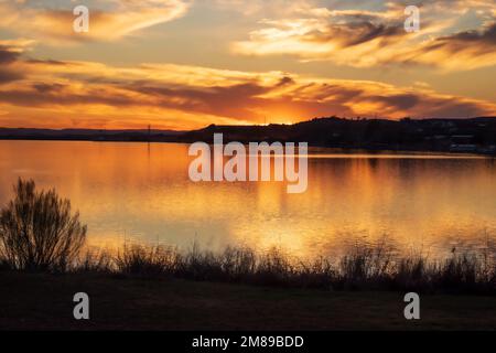 Coucher de soleil sur le parc national d'Inks Lake Burnet Texas, États-Unis. La lumière dorée reflète le ciel et l'eau à la fin d'une journée parfaite. Banque D'Images