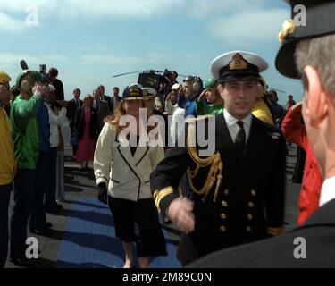 Le duc de York, lieutenant de la Marine royale, accueille LE CAPT Brent M. Bennitt sur le pont de vol du porte-avions à propulsion nucléaire USS NIMITZ (CVN-68). Bennitt, commandant du NIMITZ, escorte le duc et la duchesse lors d'une visite d'orientation générale du navire. La duchesse est juste derrière l'IMAGE duke.SUBSTANDARD. Pays : Océan Pacifique (POC) Banque D'Images