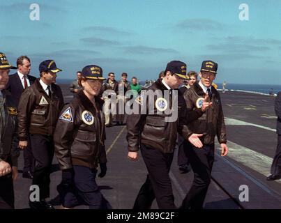 LE CAPT Brant M. Bennitt, commandant du porte-avions à propulsion nucléaire USS NIMITZ (CVN-68), discute avec le duc de York alors qu'il traverse le pont de vol du navire. Le duc et les Duchesss de York visitent le NIMITZ pour une visite d'orientation générale du navire. The Duchess et VADM John H. Fetterman, commandant, Naval Air Force, États-Unis Pacific Fleet se trouve sur la gauche. Pays : Océan Pacifique (POC) Banque D'Images