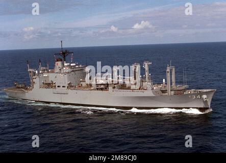 Une vue à tribord du navire de munitions USS MOUNT BAKER (AE-34) est en cours. Pays: Mer méditerranée (MED) Banque D'Images
