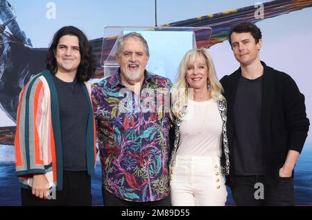 Hollywood, Los Angeles, CA, États-Unis sur 12 janvier 2022. Jodie Landau, Jon Landau, Julie Landau, Jamie Landau, à James Cameron et Jon Landau main et empreinte dans la cérémonie de ciment au Théâtre chinois TCL à Hollywood, Los Angeles, CA, Etats-Unis sur 12 janvier 2022. Photo de Fati Sadou/ABACAPRESS.COM Banque D'Images