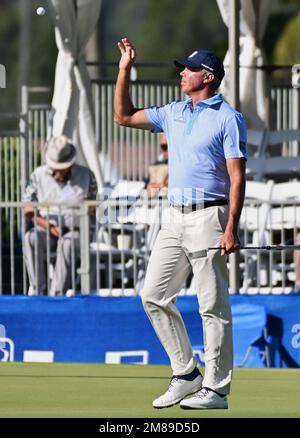 Honolulu, Hawaï, États-Unis. 12th janvier 2023. MATT KUCHAR est lancé une balle au 9th trous par son caddy lors du premier tour de l'Open de Sony joué au terrain de golf Waialae, Honolulu, Hawaii. (Credit image: © Steven Erler/ZUMA Press Wire) USAGE ÉDITORIAL SEULEMENT! Non destiné À un usage commercial ! Banque D'Images