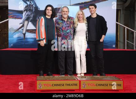 Hollywood, Los Angeles, CA, États-Unis sur 12 janvier 2022. Jodie Landau, Jon Landau, Julie Landau, Jamie Landau, à James Cameron et Jon Landau main et empreinte dans la cérémonie de ciment au Théâtre chinois TCL à Hollywood, Los Angeles, CA, Etats-Unis sur 12 janvier 2022. Photo de Fati Sadou/ABACAPRESS.COM Banque D'Images