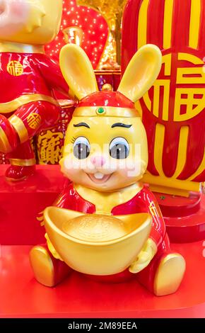 Tradition chinoise Golden Rabbit statue, 2023 est l'année du lapin, les caractères chinois sur la traduction de pièce: Bon bénis pour la nouvelle année. Banque D'Images