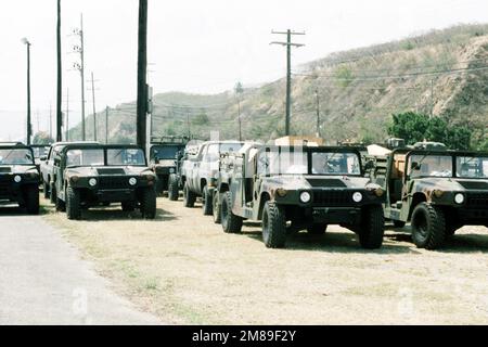 M998 véhicules à roues polyvalents à haute mobilité (HMMWV) et M880 camions légers sont installés en rangées dans une zone de transit avant d'être chargés à bord d'un navire de prépositionnement maritime près de la fin de l'exercice Ocean Venture '88. Objet opération/série: OCEAN VENTURE '88 base: US Naval Station, Roosevelt Road État: Puerto Rico (PR) pays: États-Unis d'Amérique (USA) Banque D'Images