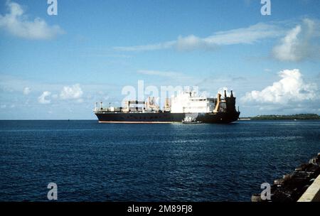 Le grand remorqueur de port NANTICOKE (YTB-803) vient à côté du navire de prépositionnement maritime PFC. EUGENE A. OBREGON (T-AK-3006) comme il se trouve dans le port pendant l'exercice Ocean Venture '88. Objet opération/série: OCEAN VENTURE '88 État: Puerto Rico (PR) pays: États-Unis d'Amérique (USA) Banque D'Images