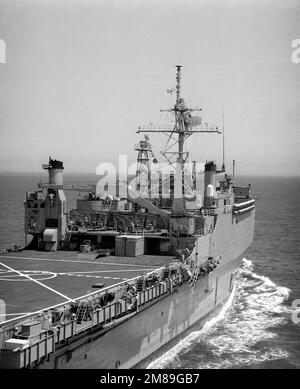 Une vue partielle à tribord du quai de transport amphibie USS Raleigh (LPD-1) est en cours. Pays: Chesapeake Bay Banque D'Images