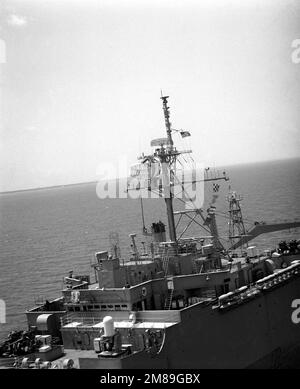 Vue rapprochée des amidships depuis l'avant-port du quai de transport amphibie USS Raleigh (LPD-1). Pays: Chesapeake Bay Banque D'Images