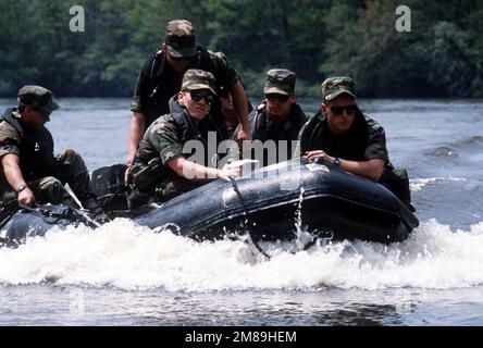 Les stagiaires prennent leur radeau en caoutchouc sur la rivière jaune pendant la phase de formation à la navigation dans l'eau de la maîtrise du combat. Les stagiaires apprennent à « regarder la rivière », à la recherche de courants forts et d'eau peu profonde qui peuvent causer des problèmes. L'entraînement au contrôle du combat est mené tout au long de l'année par les membres du 1723rd Escadron de contrôle du combat. Le cours de six semaines enseigne les principes de base de la navigation dans l'eau et la terre, de l'exploitation de l'équipement et des compétences de survie. Base: Hurlburt Field État: Floride (FL) pays: Etats-Unis d'Amérique (USA) Banque D'Images