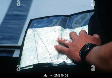 Un stagiaire apprend à tracer sa position sur une carte fluviale au cours de la phase de compétence en navigation dans l'eau de la formation au contrôle de combat. L'entraînement au contrôle du combat est mené tout au long de l'année par les membres du 1723rd Escadron de contrôle du combat. Le cours de six semaines enseigne les principes de base de la navigation dans l'eau et la terre, de l'exploitation de l'équipement et des compétences de survie. Base: Hurlburt Field État: Floride (FL) pays: Etats-Unis d'Amérique (USA) Banque D'Images