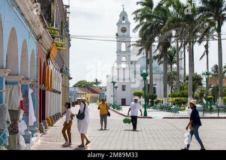 Tlacotalpan, Veracruz, Mexique - 15 juillet 2022 : la lumière de l'après-midi brille sur le centre-ville historique de Tlacotalpan. Banque D'Images