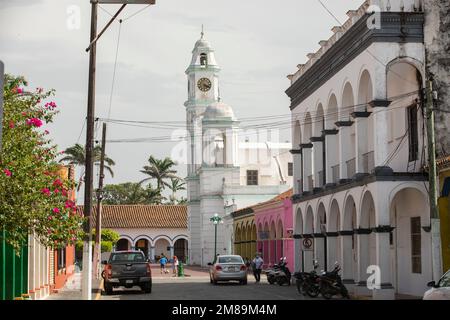 Tlacotalpan, Veracruz, Mexique - 15 juillet 2022 : la lumière de l'après-midi brille sur le centre-ville historique de Tlacotalpan. Banque D'Images