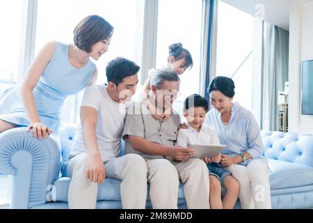 Famille heureuse dans la salle de séjour Banque D'Images