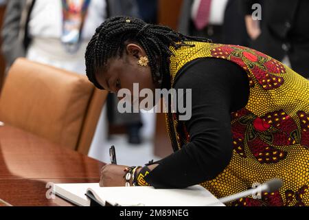 New York, New York, États-Unis. 12th janvier 2023. Francia Marquez Mina, vice-présidente de la République de Colombie signe le livre d'or lors d'une réunion avec le Secrétaire général Antonio Guterres au Siège de l'ONU (image de crédit: © Lev Radin/Pacific Press via ZUMA Press Wire) USAGE ÉDITORIAL SEULEMENT! Non destiné À un usage commercial ! Banque D'Images