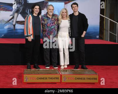 Los Angeles, États-Unis. 12th janvier 2023. (G-D) Jodie Landau, Jon Landau, Julie Landau et Jamie Landau à la cérémonie de main et empreinte de Jon Landau et James Cameron qui s'est tenue au TCL Chinese Theatre à Hollywood, CA, jeudi, ?12 janvier 2023. (Photo par Sthanlee B. Mirador/Sipa USA) crédit: SIPA USA/Alay Live News Banque D'Images