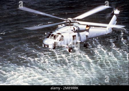 Vue aérienne avant gauche d'un hélicoptère SH-60B Sea Hawk qui mène des opérations de guerre anti-sous-marine au large de la côte sud de la Californie. Pays : Océan Pacifique (POC) Banque D'Images