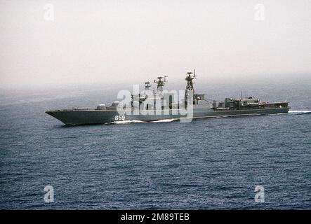 Une vue de l'avant-port du destroyer de classe Udaloy soviétique VITSE-AMIRAL KULAKOV (DD-659) est en cours. Pays: Mer méditerranée (MED) Banque D'Images