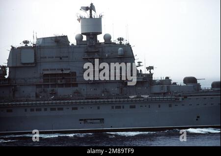 Vue tribord de la superstructure, de l'équipement radar et du canon 100mm à bord du porte-avions VSTOL de classe soviétique Kiev Bakou (CVHG-103). Les installations radar de Bakou présentent des changements technologiques considérables par rapport aux trois autres transporteurs de la classe Kiev. Pays: Mer méditerranée (MED) Banque D'Images