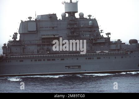 Vue tribord de la superstructure, de l'équipement radar et du canon 100mm à bord du porte-avions VSTOL de classe soviétique Kiev Bakou (CVHG-103). Les installations radar de Bakou présentent des changements technologiques considérables par rapport aux trois autres transporteurs de la classe Kiev. Pays: Mer méditerranée (MED) Banque D'Images