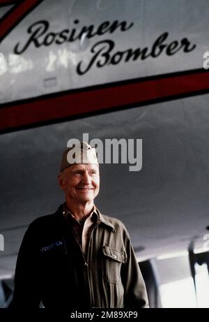 Le col Gail S. Halvorsen, à la retraite, se dresse dans un hangar à l'aéroport central de Tempelhof, devant un avion C-54 Skymaster. Halvorsen, pilote du pont aérien de Berlin, est devenu connu sous le nom de « Rosinen (Raisin) Bomber » pour sa pratique consistant à faire tomber des bonbons aux enfants qui étaient alignés pour observer l'atterrissage de l'avion à Tempelhof. Base: Berlin Ouest pays: Allemagne / Allemagne (DEU) Banque D'Images