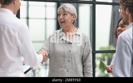 Conversation entre les responsables et les employés du bureau Banque D'Images